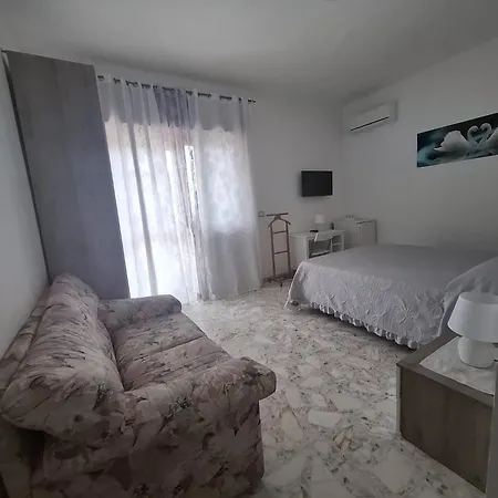 Gli Amici Della Puglia アパートホテル 4*